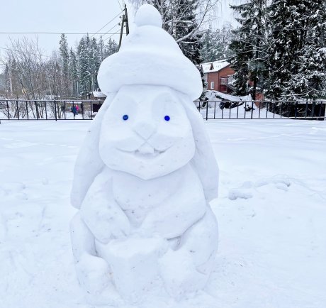 Кровожадный Дед Мороз, царский трон и другие необычные снеговики, которых омичи слепили этой зимой